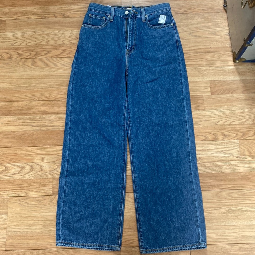 Levis High Waisted Straight Leg size 27